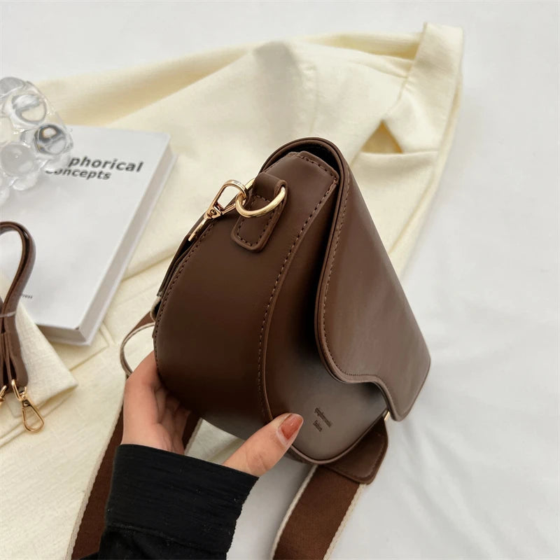 Trendy Leather Saddle Bag for Women: Interior Zipper & Slot Pockets, Zipper Closure